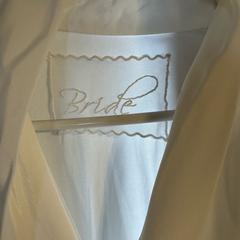 Chic White Sheer Sleeve Robe - Picture 3 of 4